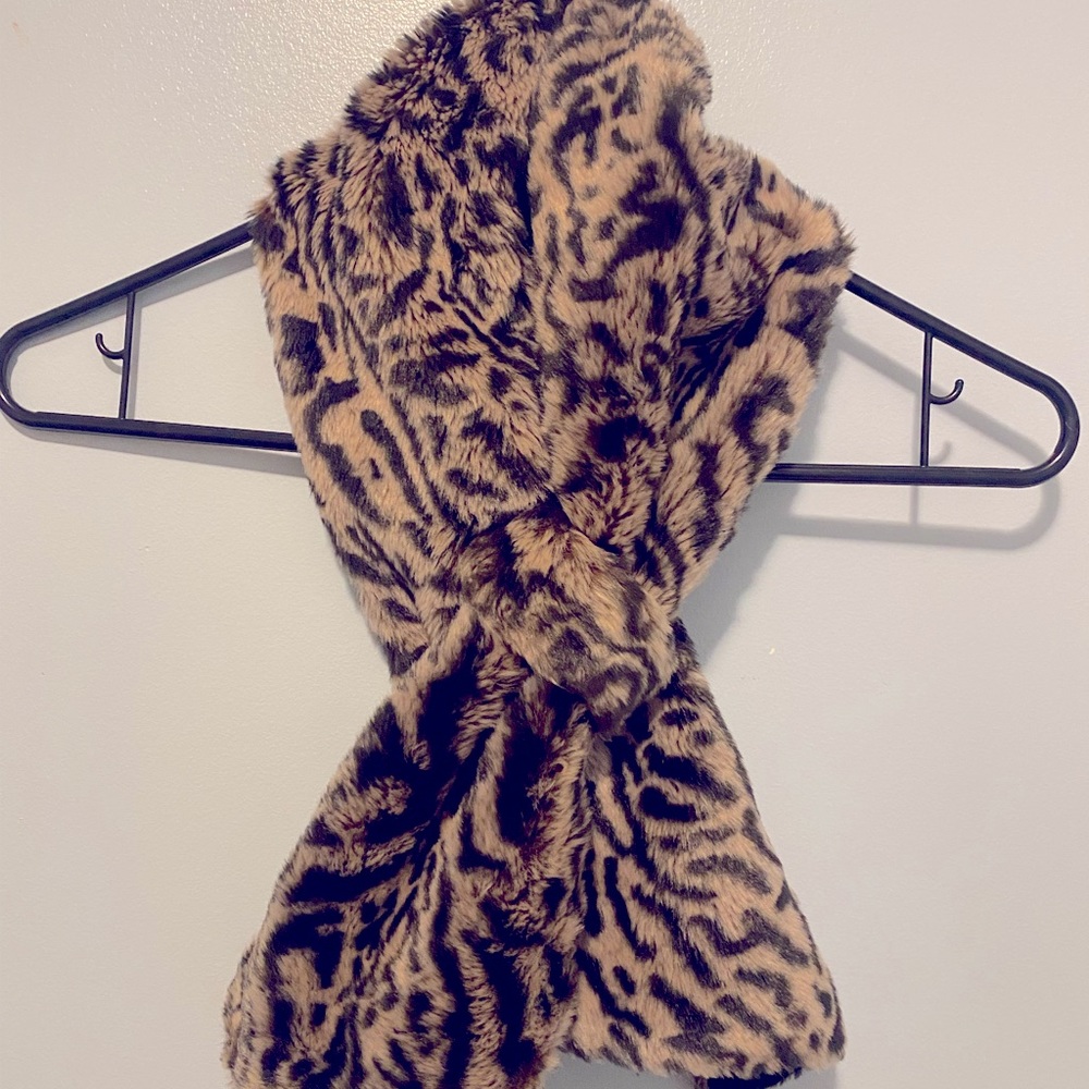 Leopard print faux fur collar